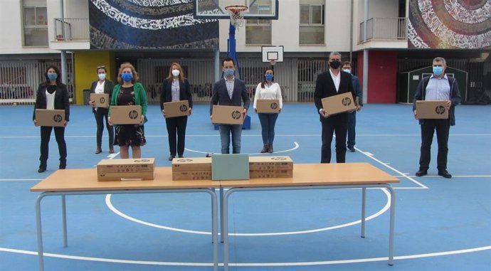 Donación de ordenadores por parte de Endesa a escuelas de las Pitiusas