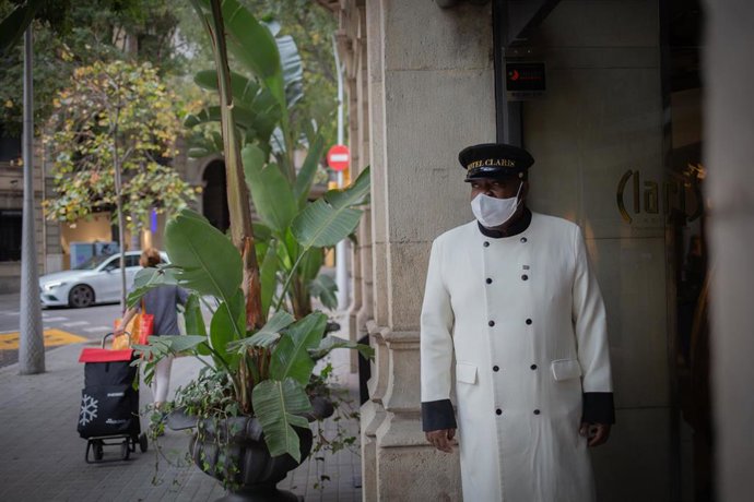 Imagen de un trabajador de un hotel, muy afectados por la pandemia
