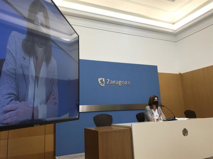 La concejal delegada de Vivienda, Carolina Andreu, en sala de prensa con pantalla delante
