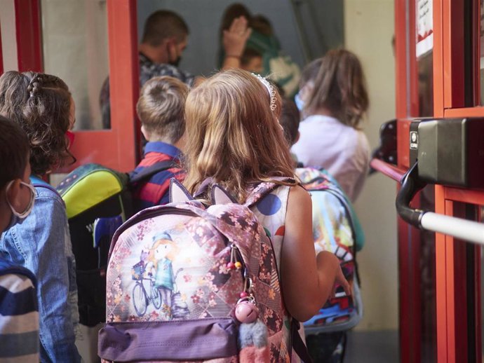 En el primer día de colegio del curso escolar 2020-2021, niños entran al Colegio Público Víctor Pradera en Pamplona