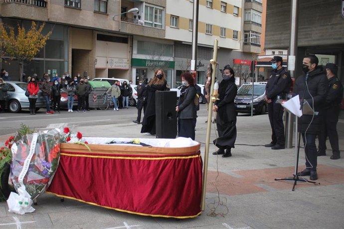 Un ataúd representa la muerte de la hostelería soriana ante la sede de la Junta en Soria.