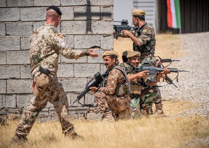 Un soldado de Alemania durante un entrenamiento con las fuerzas de seguridad de la región semiautónoma del Kurdistán iraquí, conocidas como 'peshmerga'