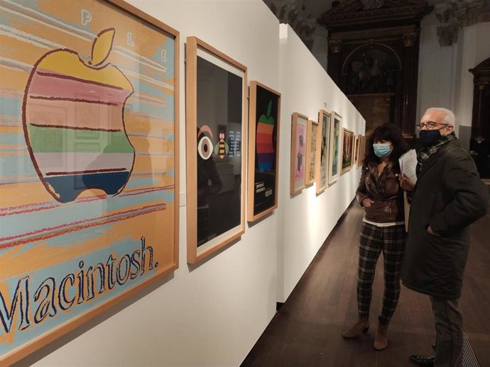 Ana Redondo y José Luis Ruipérez, durante la inauguración de la muestra.