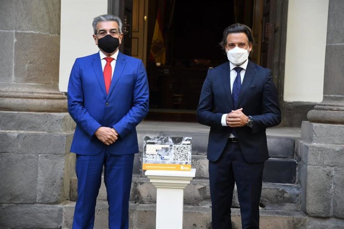 El vicepresidente y consejero de Hacienda del Gobierno de Canarias, Román Rodríguez, entrega el proyecto de ley de los Presupuestos autonómicos al presidente del Parlamento de Canarias, Gustavo Matos