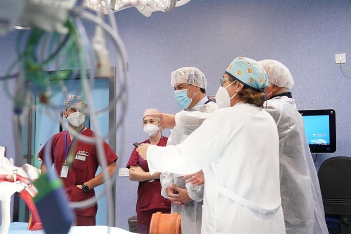 Juanma Moreno en el Hospital de Puerto Real