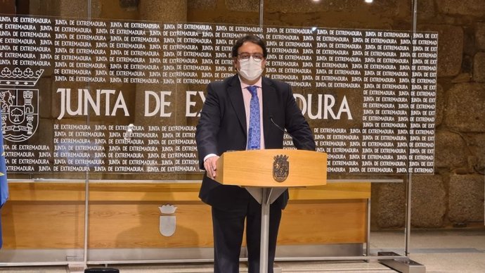 El vicepresidente segundo y consejero de Sanidad y Servicios Sociales de la Junta de Extremadura, José María Vergeles, en rueda de prensa en Mérida