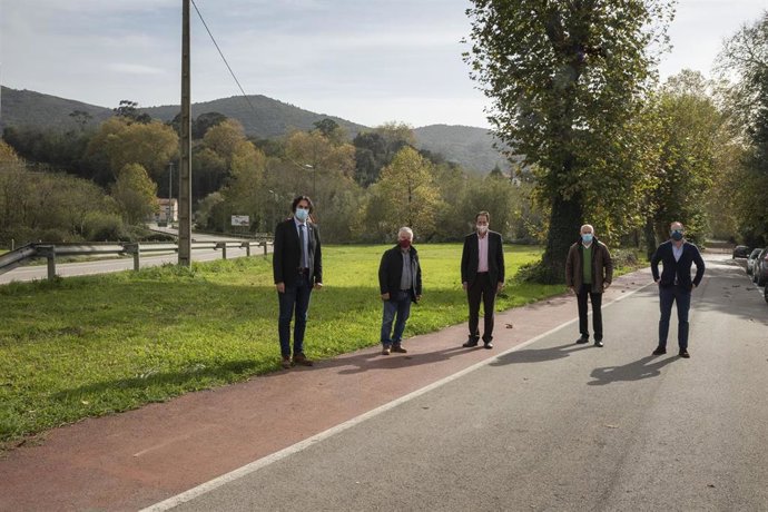 El consejero de Obras Públicas, Ordenación del Territorio y Urbanismo, José Luis Gochicoa, inaugura el paseo peatonal entre Guarnizo y Solía