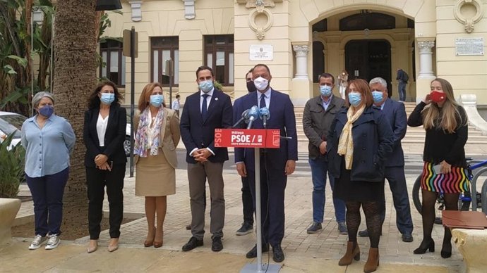 Gómez de Celis con el grupo municipal del PSOE Málaga