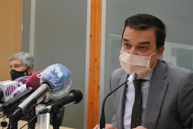 El consejero de Agricultura, Francisco Martínez Arroyo, en la clausura de la asamblea de APAG.