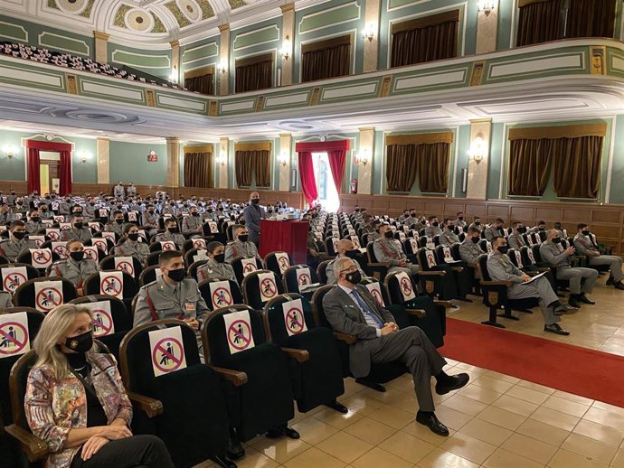Los profesores y cadetes de la AGM han seguido el evento desde el Salón de Actos y otras dependencias.