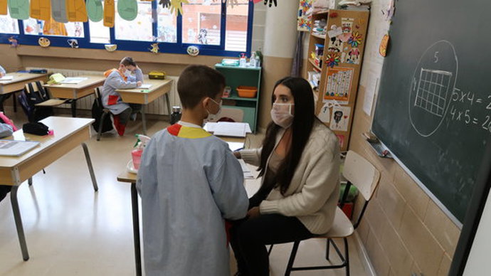 Imatge d'una professora fent ús de la mascareta transparent a classe. (Horitzontal)