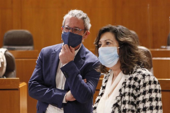 El director general de Asistencia Sanitaria del Gobierno de Aragón, José María Abad, antes de su comparecencia en las Cortes de Aragón.