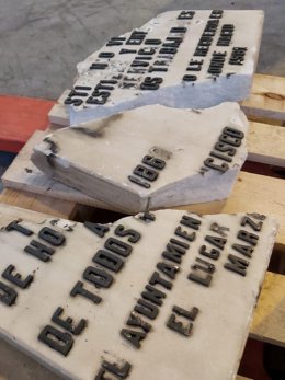 Palca dañada que fue retirada de la antigua fachada de la vivienda donde residió el que fuera presidente de la II República Francisco Largo Caballero.