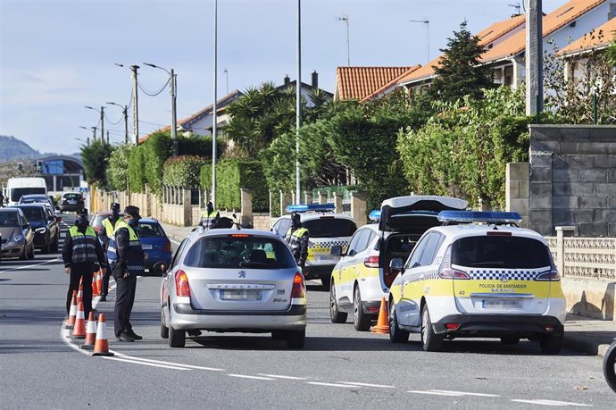 Agentes de la Policía Municipal realizan controles de movilidad en la rotonda de Corbán, que regula la entrada y salida de Santander, Cantabria (España), a 5 de noviembre de 2020. El Gobierno de Cantabria decidió confinar todos los municipios de la regi