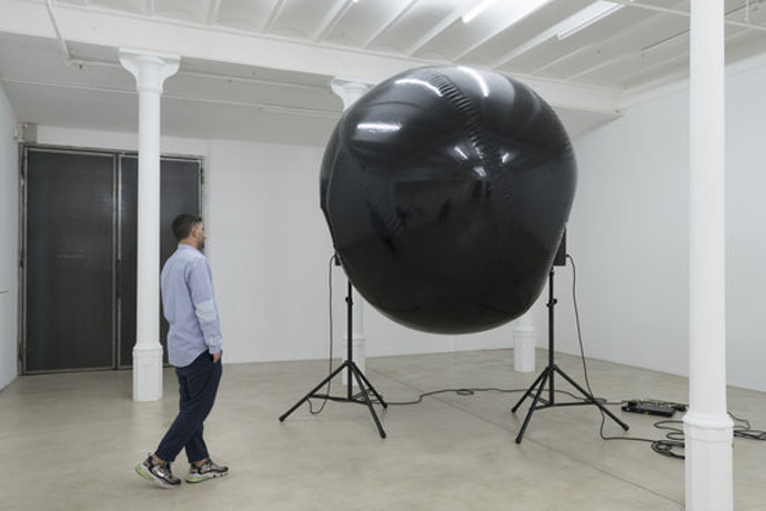 La installació sonora dins l'exposició 'Abstine substine', de l'artista SERJ a la Blueproject Foundation, el 6 de novembre del 2020 (horitzontal).