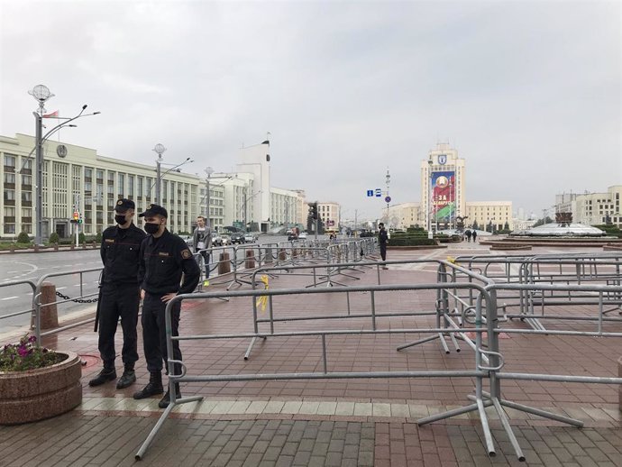 Policías despletgados en la plaza de la Independencia de Minsk antes de una manifestación contra el régimen