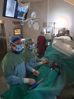 El Hospital Clínico de Santiago implanta nueva técnica para tratar aneurismas de aorta abdominal.