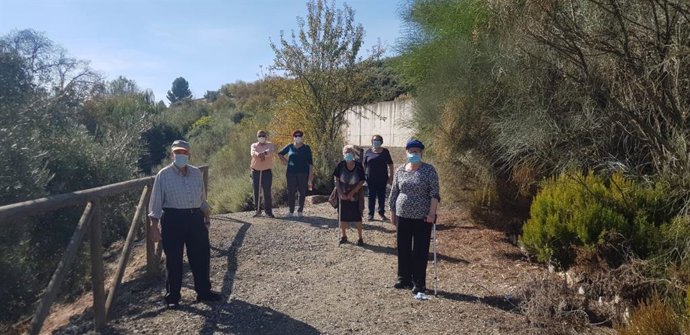 Mayores caminan por el medio rural en sus pueblos para prevenir el aburrimiento y la soledad por el COVID