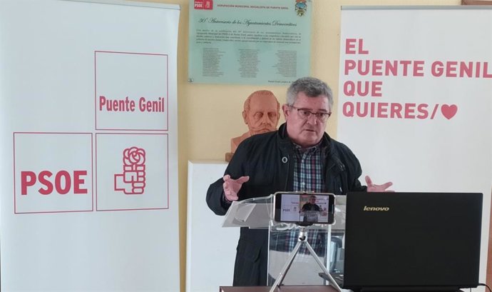 El portavoz de Salud del PSOE-A en el Parlamento de Andalucía, Jesús María Ruiz, en la sede de su partido en Puente Genil (Córdoba).
