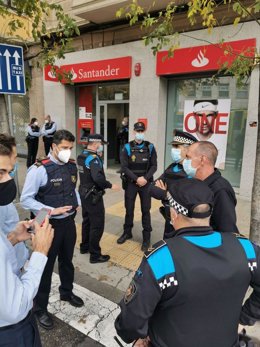 Agents de la Gurdia Urbana expliquen a l'alcalde de Lleida, Miquel Pueyo, qu ha passat. Imatge del 6 de novembre de 2020. (Vertical)