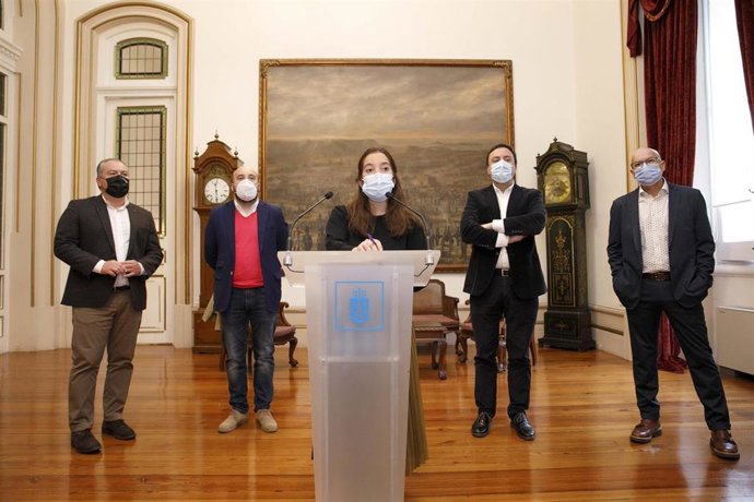 La alcaldesa de A Coruña, Inés Rey, y el presidente de la Diputación de A Coruña, Valentín González Fornoso, ofrecen una rueda de prensa sobre la ayuda provincial al consistorio