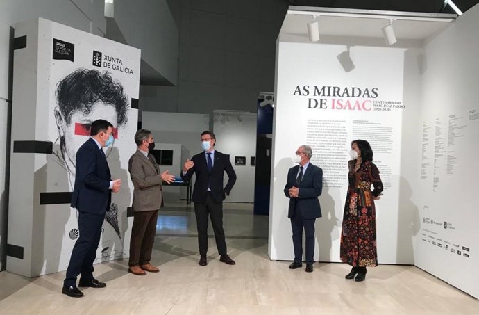 El presidente de la Xunta, Alberto Núñez Feijóo, junto al conselleiro de Cultura, Román Rodríguez, y Xosé y Camilo Díaz Airas de Castro,  hijos de Isaac Díaz Pardo, en la inauguración de la muestra por el centenario del nacimiento del intelectual