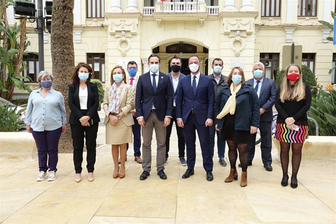 Gomez de Celis con el grupo municipal socialista de Málaga