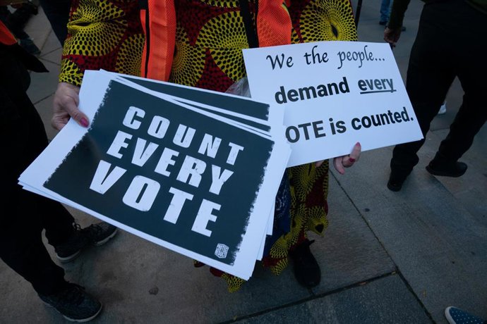 Carteles reclamando que se cuenten todos los votos en las elecciones en Estados Unidos