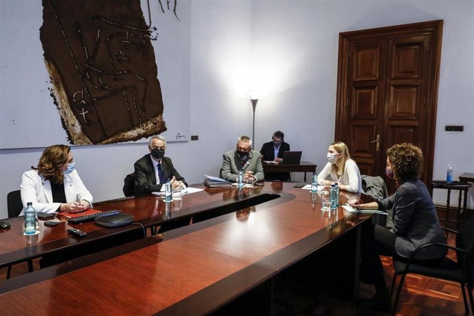 Colau preside una reunión institucional con las víctimas del atentado del 17A