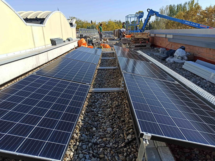 Imatge dels treballs d'installació dels panells solars a la coberta de la seu del Grup Alba a Trrega, el 6 de novembre del 2020. (Horitzontal)