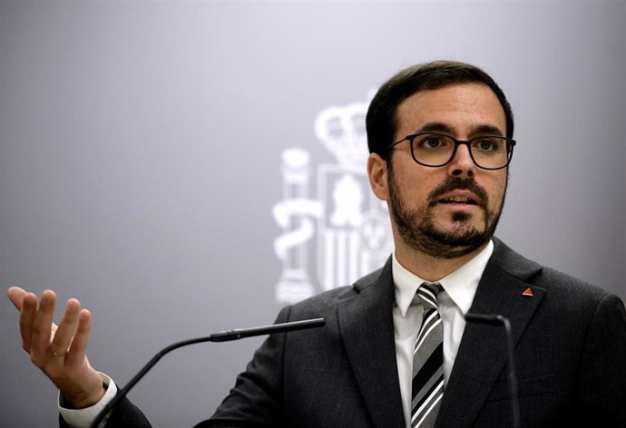 El ministro de Consumo y coordinador federal de IU, Alberto Garzón, ofrece una rueda de prensa.