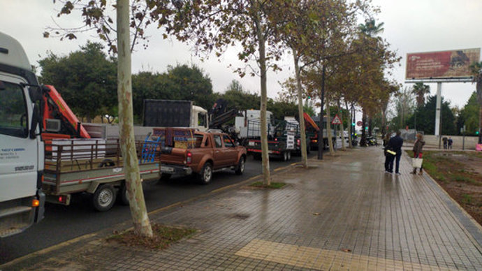 Pla general de la de camions i vehicles d'apicultors protestant pels carrers de Valncia en contra de la nova normativa que limita la producció de mel de taronger. Imatge del 6 de novembre de 2020. (horitzontal)