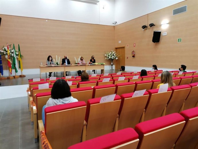 Entrega de las credenciales a las personas contratadas a través de la Iniciativa AIRE en Cártama