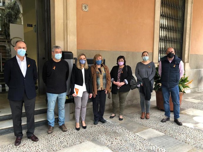 Miembros de Cs con representantes de 'Schola Libera'.