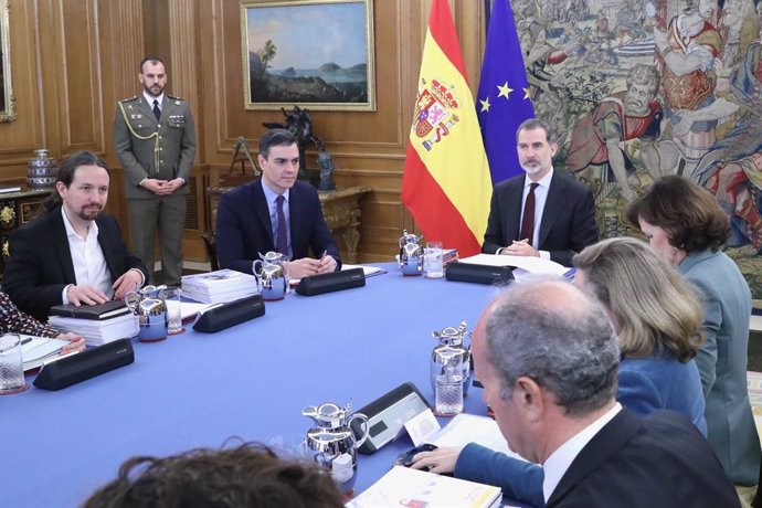 El vicepresidente segundo y ministro de Derechos Sociales y Agenda 2030, Pablo Iglesias (1i), el presidente del Gobierno, Pedro Sánchez (2i), y el Rey Felipe VI (c), durante la primera reunión del Consejo de Seguridad Nacional en el Palacio de la Zarzue