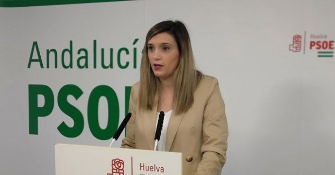 La parlamentaria andaluza por el PSOE de Huelva María Márquez, en rueda de prensa.