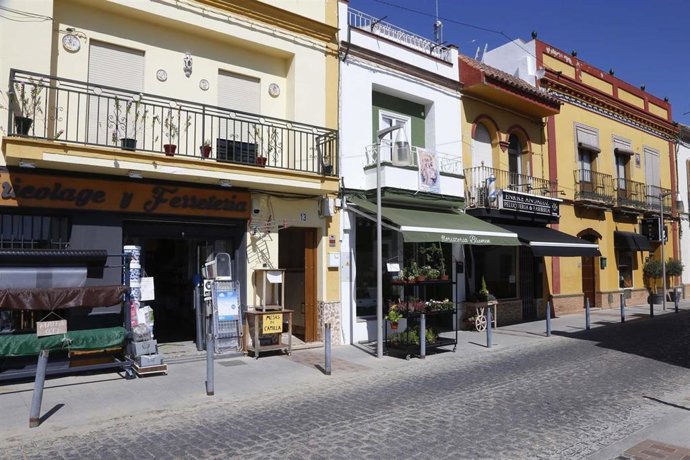 Imagen de comercios de la calle Nueva de Mairena del Aljarafe.