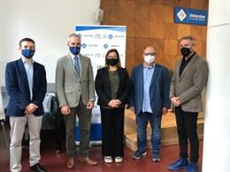 La vicepresidenta del Consell de Mallorca, Bel Busquets, y el vicerrector de Investigación e Internacionalización de la Universitat de les Illes Balears, Enrique García Riaza, junto a otros representantes del Consell y la UIB.