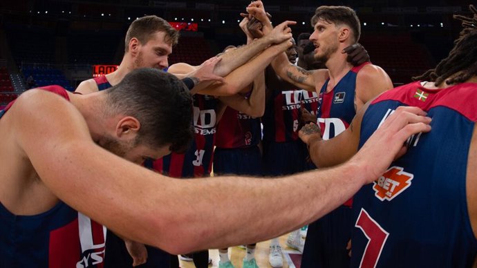 Los jugadores del Baskonia hacen una piña tras un partido