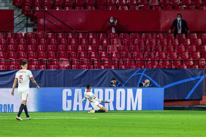 Youssef En-Nesyri celebra el gol de la victoria del Sevilla ante el Krasnodar en la Liga de Campeones 2020-2021