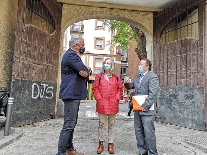 López Aparicio y Aumesquet, junto a las puertas de la antigua Hispano Aviación