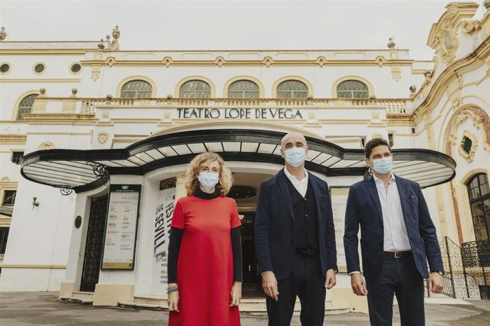La directora del ICAS, el concejal de Cultura y el nuevo director del teatro Lope de Vega