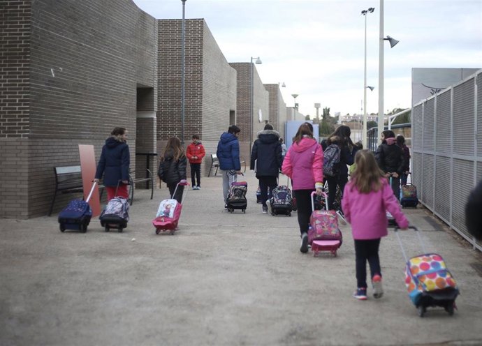Niños entrando en un colegio