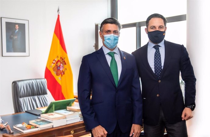 Santiago Abascal recibe a Leopoldo López en el Congreso