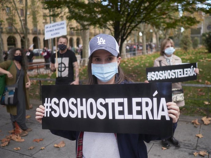 Una persona participa en una manifestación por las calles de Pamplona bajo el lema 'Salvemos la hostelería', en Pamplona, Navarra, (España), a 2 de noviembre de 2020. La concentración, convocada por la Asociación Navarra de Pequeña Empresa de Hostelería