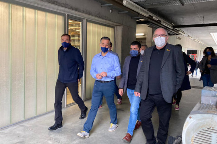 Pla general dels consellers d'Educació i Treball, Afers Socials i Famílies en una visita a l'institut la Garrotxa el 6 de novembre de 2020 (Horitzontal)