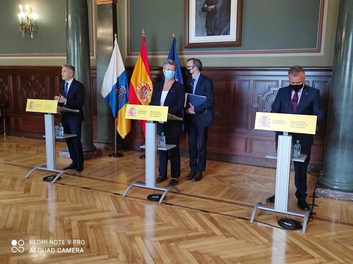La Comisaria europea para Asuntos de Interior, Ylva Johansson, junto al ministro de Interior, Fernando Grande Marlaska, y el presidente de Canarias, Ángel Víctor Torres