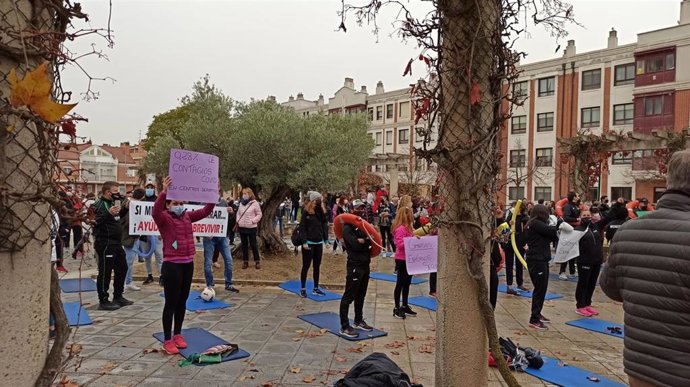 Manifestación en contra del cierre de los gimnasios y centros deportivos en Valladolid.