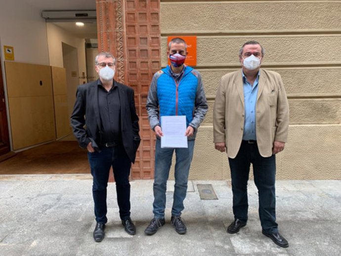 Pla mitj d'scar Aparicio, Xavier Font i Xavier Dilmé, portaveus dels tres grups a l'oposició a la Bisbal aquest divendres 6 de novembre de 2020. (Horitzontal)
