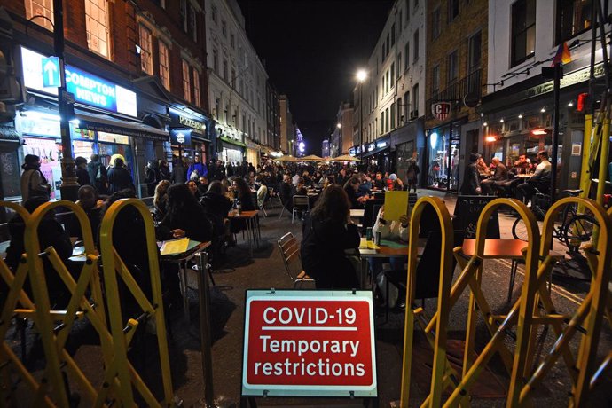 04 November 2020, England, London: People are seen out on Old Compton Street ahead of a national lockdown for England as of Thursday. Photo: Kirsty O'connor/PA Wire/dpa